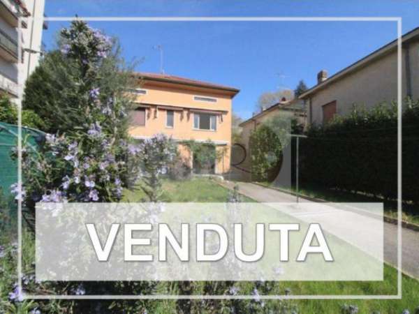 Foto Casa singola in centro paese con giardino privato