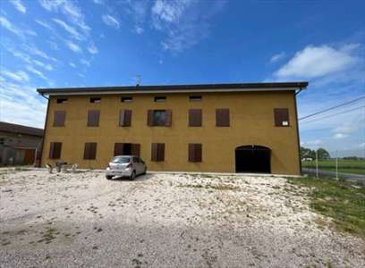 Foto Casa singola in Vendita, pi� di 6 Locali, 706 mq, Quistello