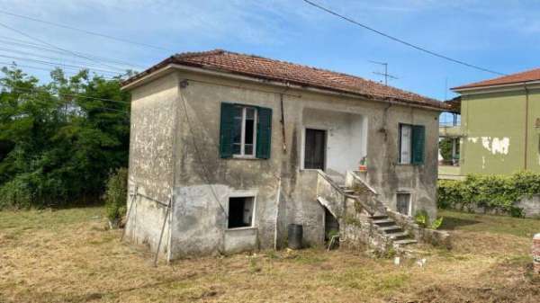 Foto Casa singola in vendita a Avenza - Carrara 130 mq  Rif: 975471