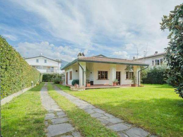 Foto Casa singola in vendita a Cinquale - Montignoso 300 mq  Rif: 1322893