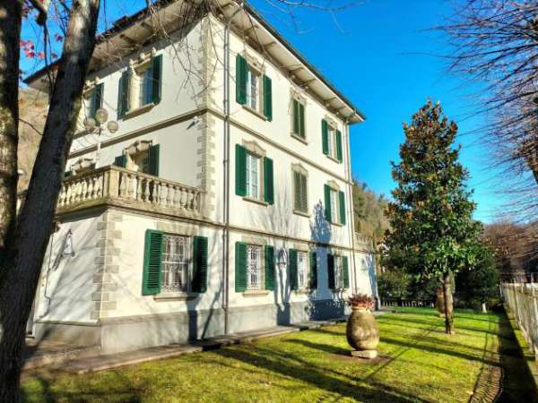 Foto Casa singola in vendita a Lucca 750 mq  Rif: 1312693