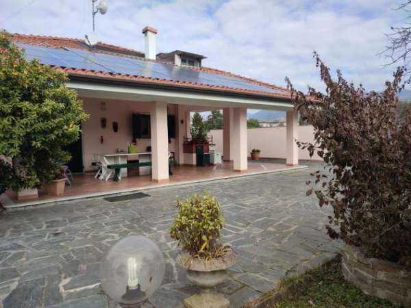 Foto Casa singola in vendita a Marina di Carrara - Carrara 200 mq  Rif: 1122908