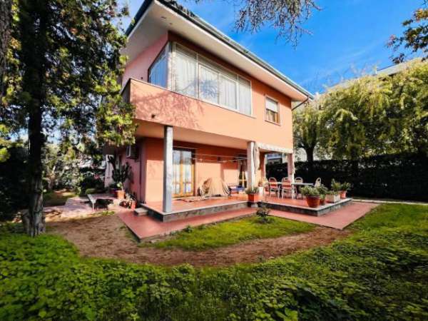 Foto Casa singola in vendita a Viareggio 280 mq  Rif: 1309382