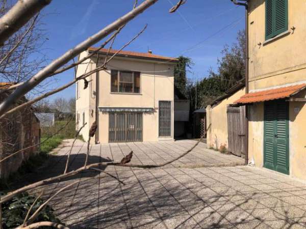 Foto Casa singola in Vendita in zona OSPEDALETTO con giardino