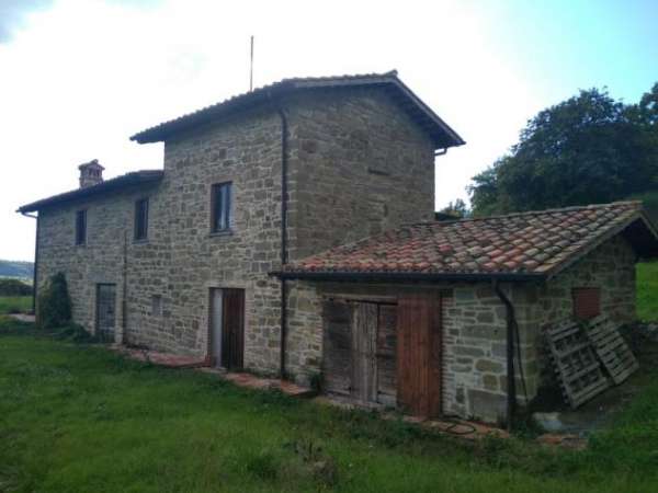 Foto CASALE  RISTRUTTURATO CON CIRCA 20 ETTARI DI TERRENO ZONA GUBBIO
