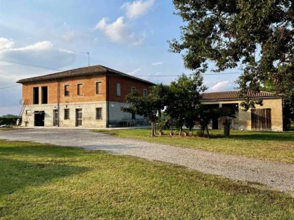 Foto casale in campagna con 2 appartamenti