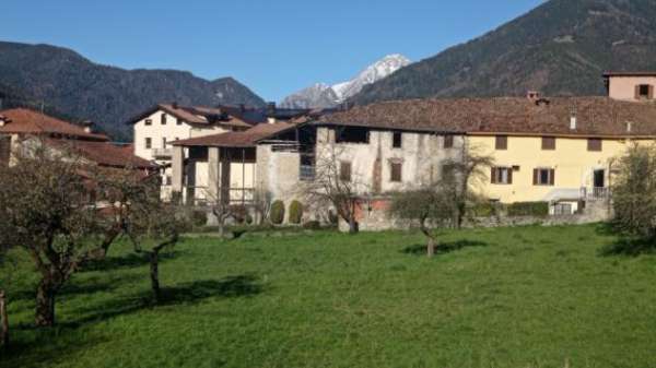 Foto Caseggiato in centro storico da ristrutturare.