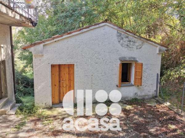Foto CASETTA CON CORTE