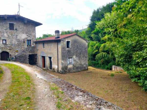 Foto Casolare indipendente in pietra con giardino