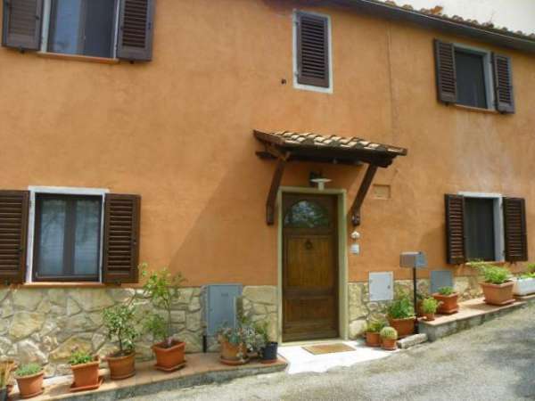 Foto Castellina M.ma - Rif. R0294. In zona panoramica, terratetto su due livelli, ristrutturato, composto da: piano terra con soggiorno, cucina e  ripostig