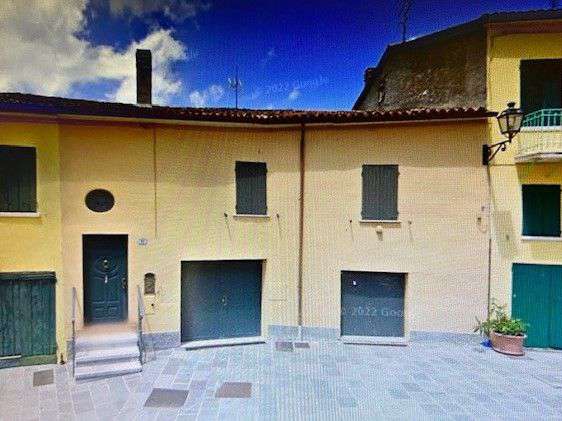 Foto Castello di Rontagnano vendo casa 2 piani, 2 garage e giardino con annesse.
