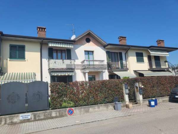 Foto Castelmella otimo recente bilocale con giardinetto e box