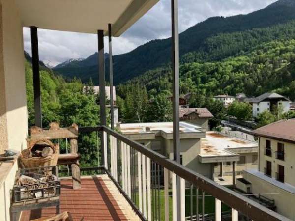 Foto Cesana Torinese semicentrale comodo agli impianti di Sci vendiamo ampio Trilocale
