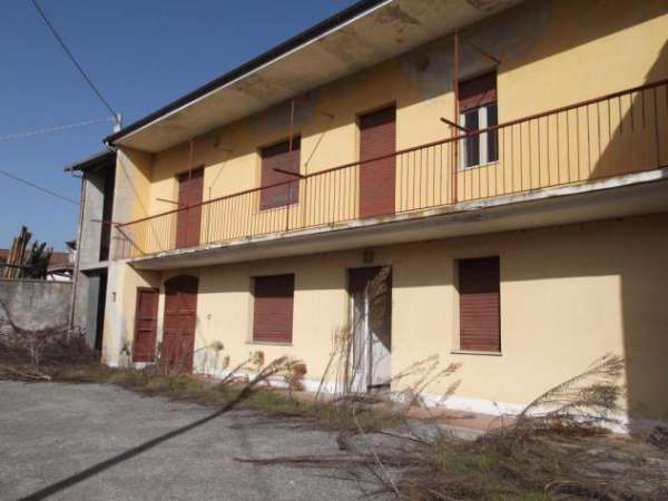 Foto Ceva (CN) rustico con terreno