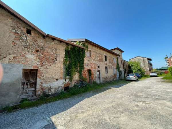 Foto COMPLESSO IMMOBILIARE "STALL DE LE�T" IN CENTRO