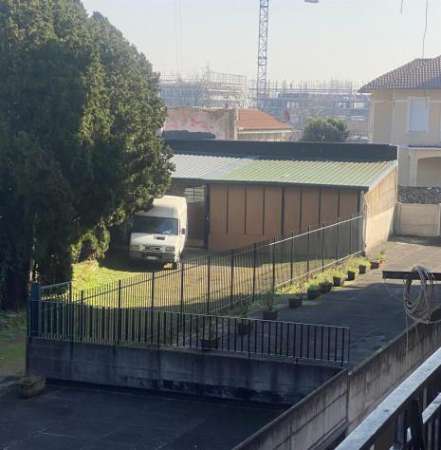 Foto deposito/magazzino con ingresso carrabile indipendente e cortile di propriet