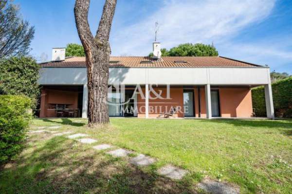 Foto Elegante e moderna villa in vendita a Nibionno
