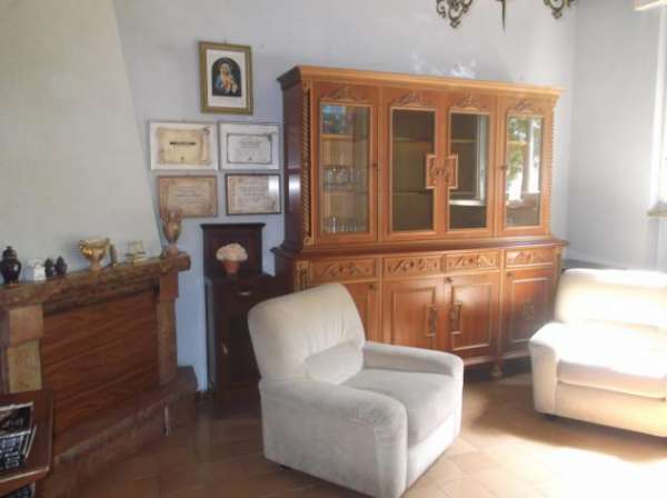 Foto Ex Campo d'aviazione. Villetta a schiera  a pochi passi dalla pineta. Resede antistante e corte con tettoia condonata sul retro. Ingresso, soggiorno c
