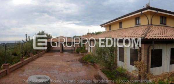 Foto Fabbricato di 604 mq  in vendita a Locri - Rif. 4504407