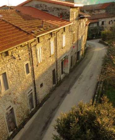 Foto Filattiera- Porzione di Fabbricato inpietra, in borgo medioevale, tetto nuovo-
