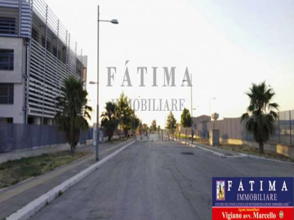 Foto FOGGIA - VENDESI - TRATTABILE - Capannone fronte Camera di Commercio