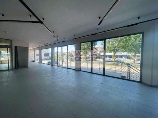 Foto Fondo commerciale di 600 mq con piazzale per posti auto