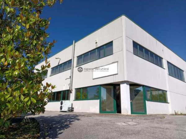 Foto Fossombrone in zona facilmente raggiungibile vicino allo svincolo della superstrada fano grosseto. proponiamo in vendita bel opificio con destinazione
