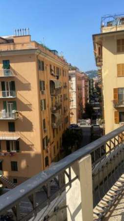 Foto GOA Immobiliare vende in albaro precisamente via nizza in elegante edificio appartamento di 130 mq da ristrutturare, l'appartamento si trova al second