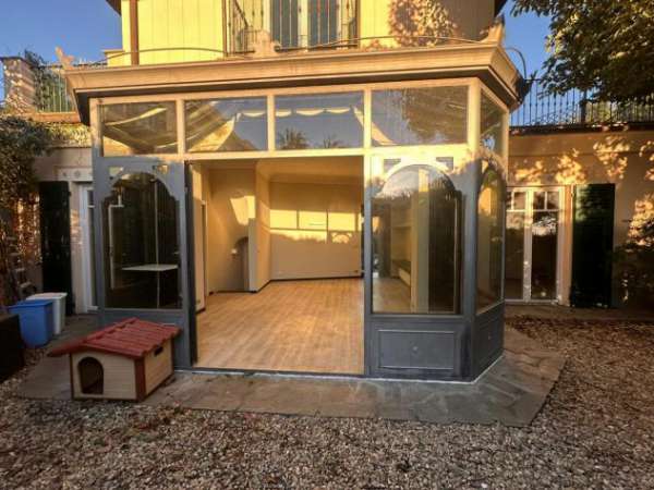 Foto GOA IMMOBILIARE VENDE VILLINO MQ 180 DISPOSTI SU PIU' LIVELLI, SPLENDIDO SOGGIORNO CON AMPIA VETRATA SUL GIARDINO PRIVATO, CUCINA DUE AMPIE CAMERE OLT