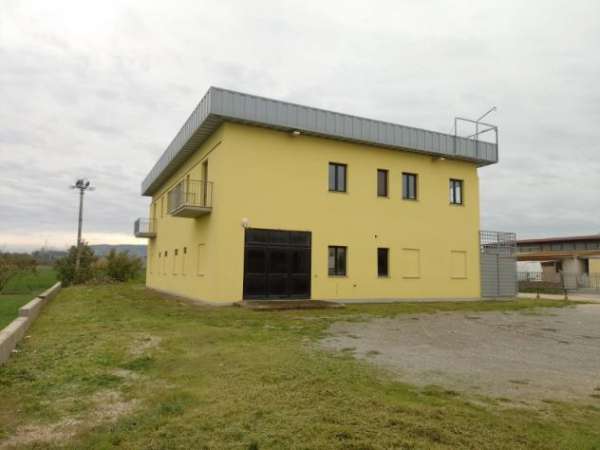 Foto Immobile commerciale 530 mq  a Castiglione del Lago zona Panicarola