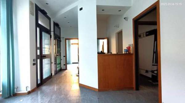 Foto Immobile commerciale con vetrine fronte strada ed ingresso indipendente