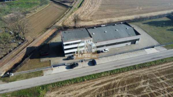 Foto Immobile di 1240 m in vendita a Sannazzaro de' Burgondi