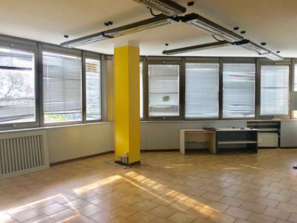 Foto Immobile di 280 m con 5 locali in vendita a Brescia