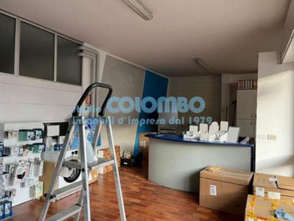 Foto Immobile di 350 m in vendita a Brescia