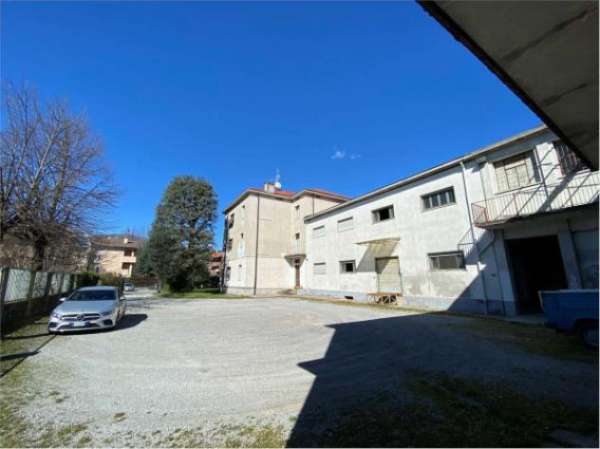 Foto Immobile di 370 m con 3 locali in vendita a Oggiono