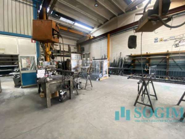 Foto Immobile di 625 m con 3 locali in vendita a Brugherio