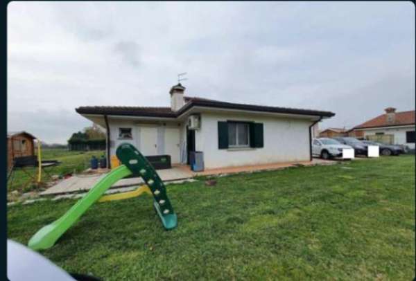 Foto Immobile in asta di 142 m con pi� di 5 locali in vendita a Pordenone
