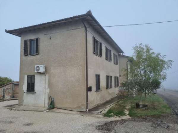 Foto Immobile in asta di 158 m, box auto in vendita a Todi