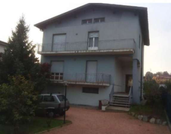 Foto Immobile in asta di 198 m con 4 locali e box auto in vendita a Gazzada Schianno
