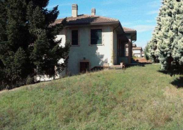 Foto Immobile in asta di 200 m con pi� di 5 locali in vendita a Marsciano