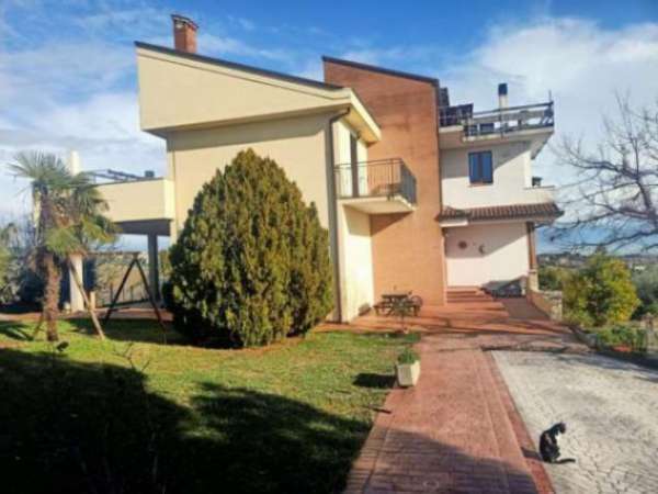 Foto Immobile in asta di 217 m con 5 locali e box auto in vendita a Sant'Elpidio a Mare