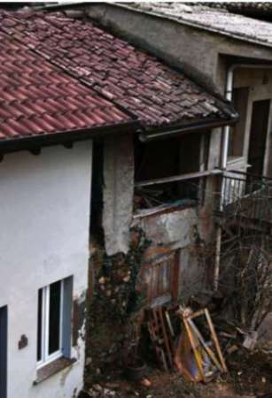 Foto Immobile in asta di 34 m con pi� di 5 locali in vendita a Inverigo
