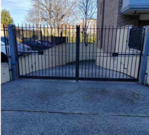 Foto Immobile in asta di 49 m, box auto in vendita a Pomezia