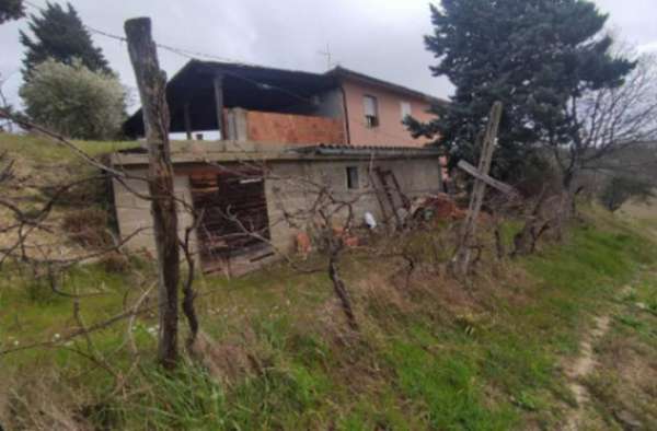 Foto Immobile in asta di 790 m in vendita a Pesaro