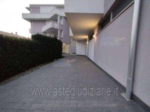 Foto IMMOBILI-IMMOBILE COMMERCIALE-Via montesecco, 75, 65010 spoltore pe, italia