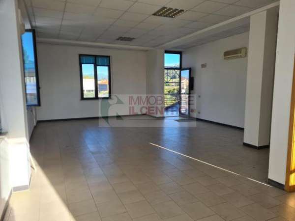 Foto In centro direzionale ufficio open space con servizio