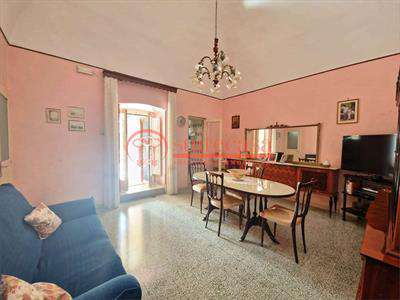 Foto in Vendita, 4 Locali, 143 mq, Trani (Centro)