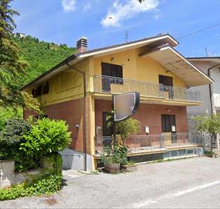 Foto in Vendita, 5,5 Locali, 150,6 mq, Frontone