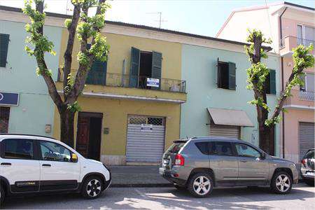 Foto in Vendita, 6 Locali, 250 mq, Chiaravalle