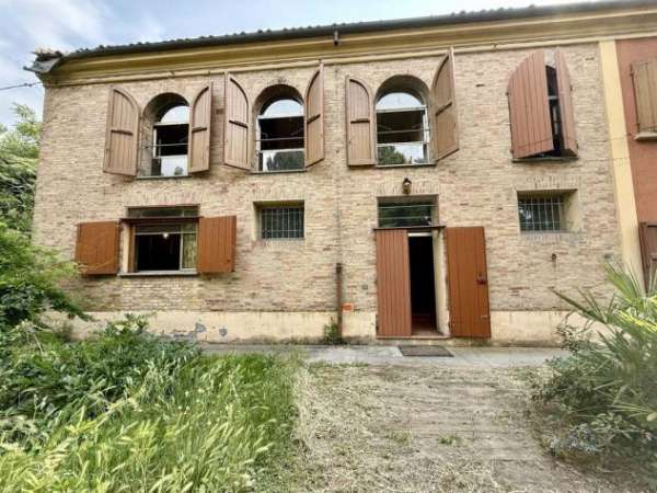 Foto La bifamiliare col boschetto: un angolo di natura e spazio ad Alfonsine